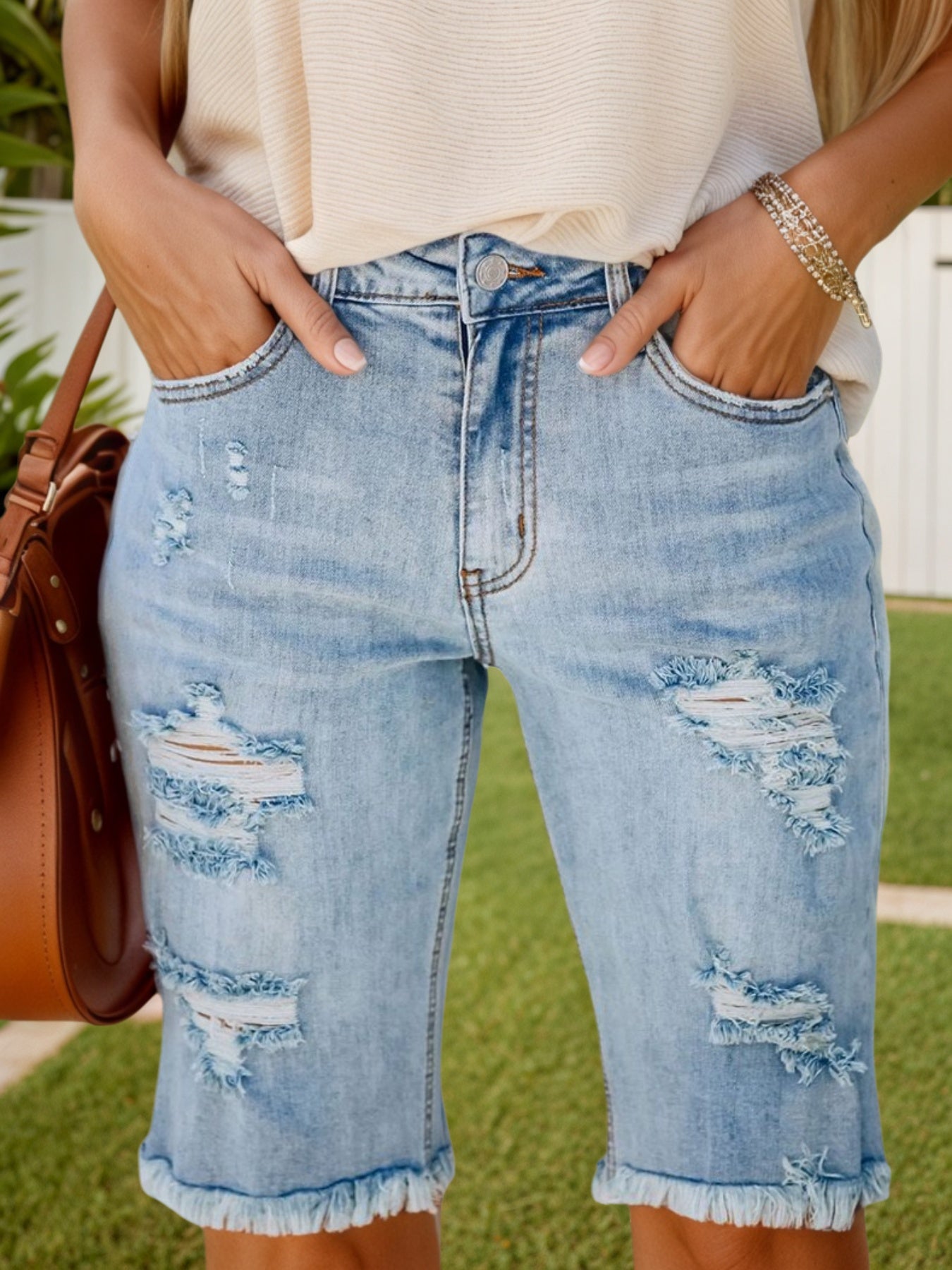 Pantalones cortos de mezclilla para mujer 2025, jeans de longitud tres cuartos, jeans rotos, dobladillos deshilachados