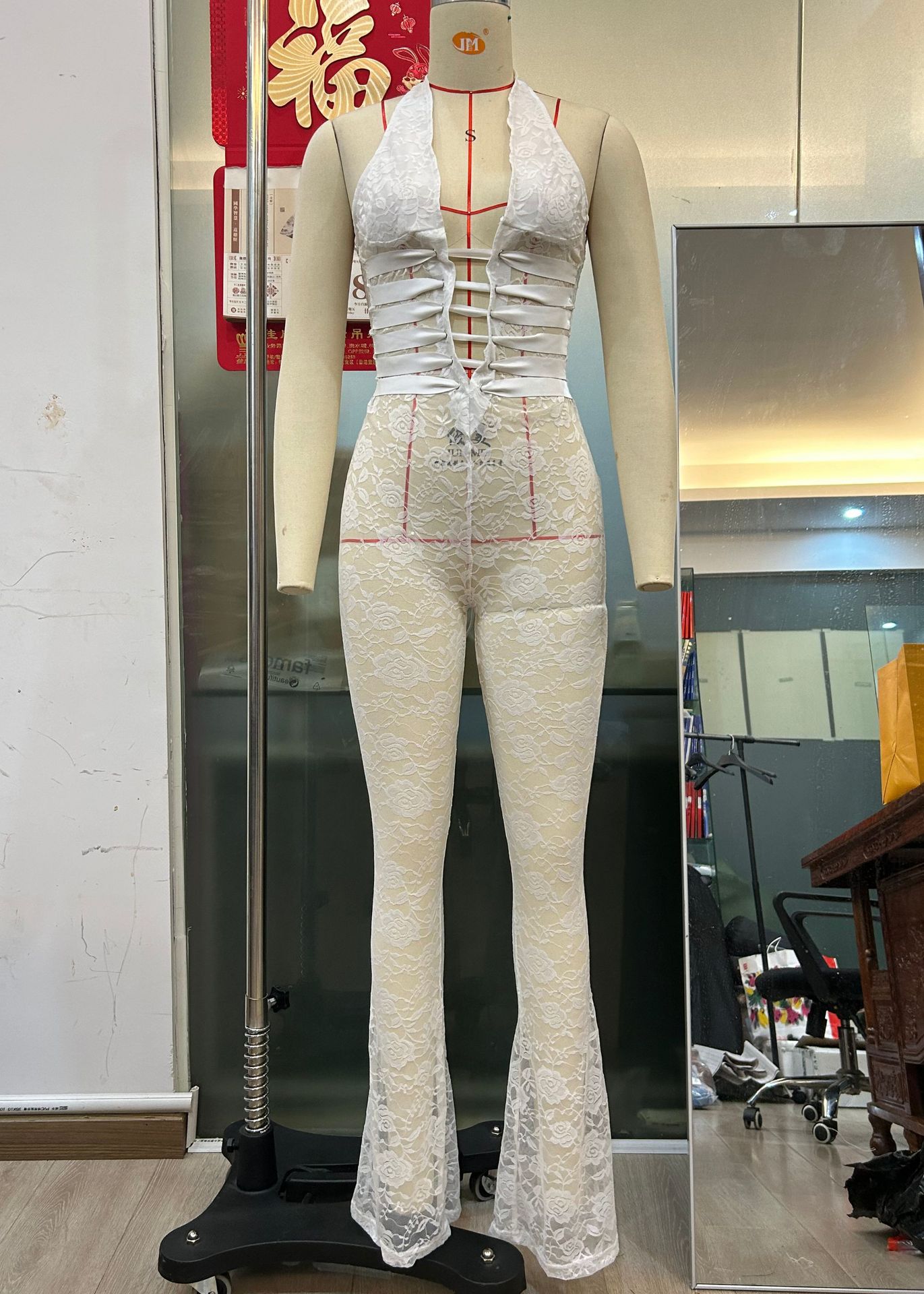 Mono ajustado transparente con cordones y detalle de pestañas