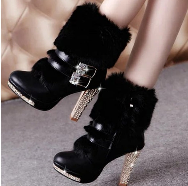 Botines de tacón grueso y alto de media pantorrilla con cuero y pelo integrados y pedrería para mujer