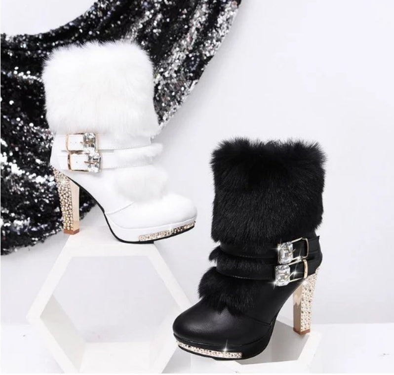 Botines de tacón grueso y alto de media pantorrilla con cuero y pelo integrados y pedrería para mujer