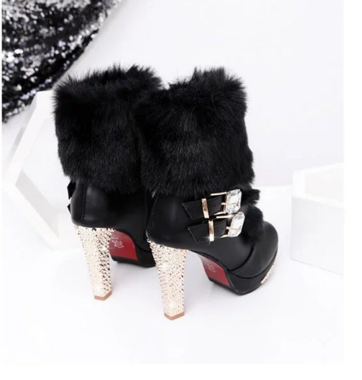 Botines de tacón grueso y alto de media pantorrilla con cuero y pelo integrados y pedrería para mujer
