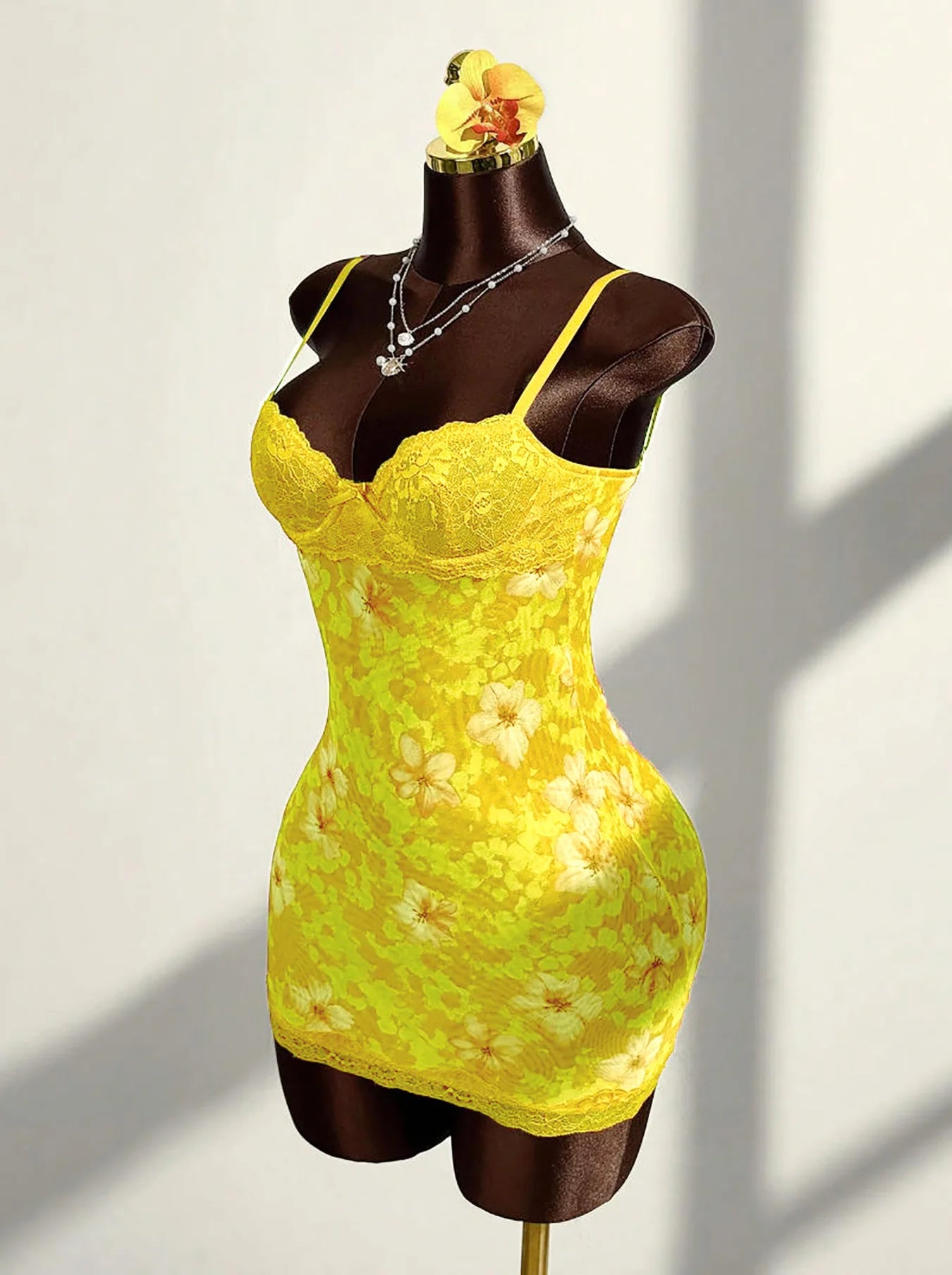Minivestido con estampado audaz sin espalda DCDG (Vestido con tirantes finos para mujer)