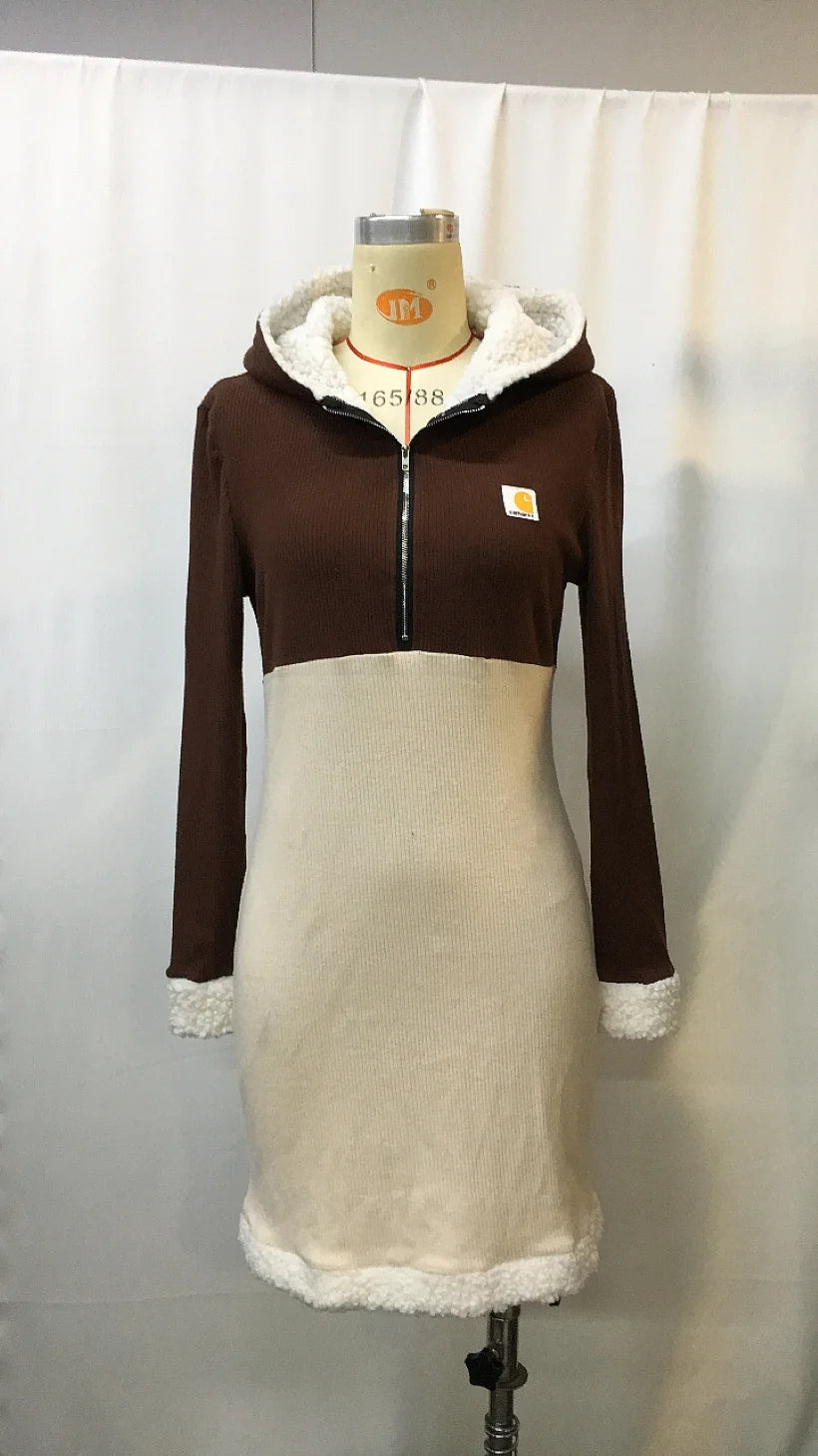 Vestido con cremallera Retro TrendPop. Vestido de mujer retro a rayas verticales con bloques de color y corte ajustado – Vestido informal con capucha y cremallera hasta la rodilla