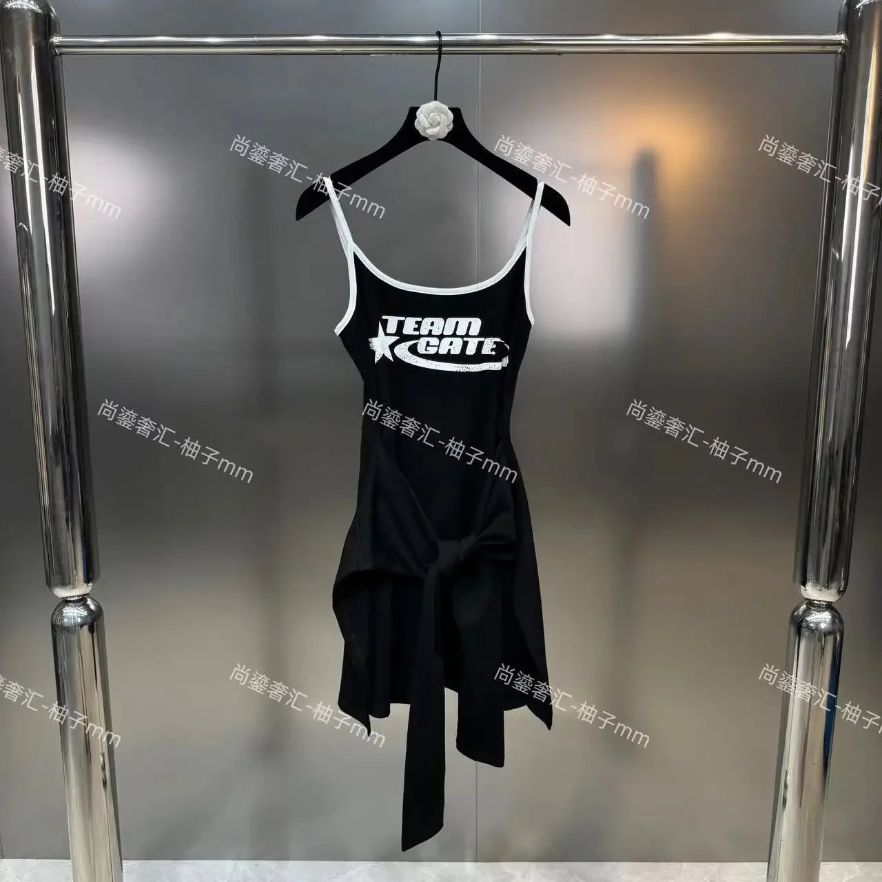 Vestido midi de dos piezas con detalle de tirantes
