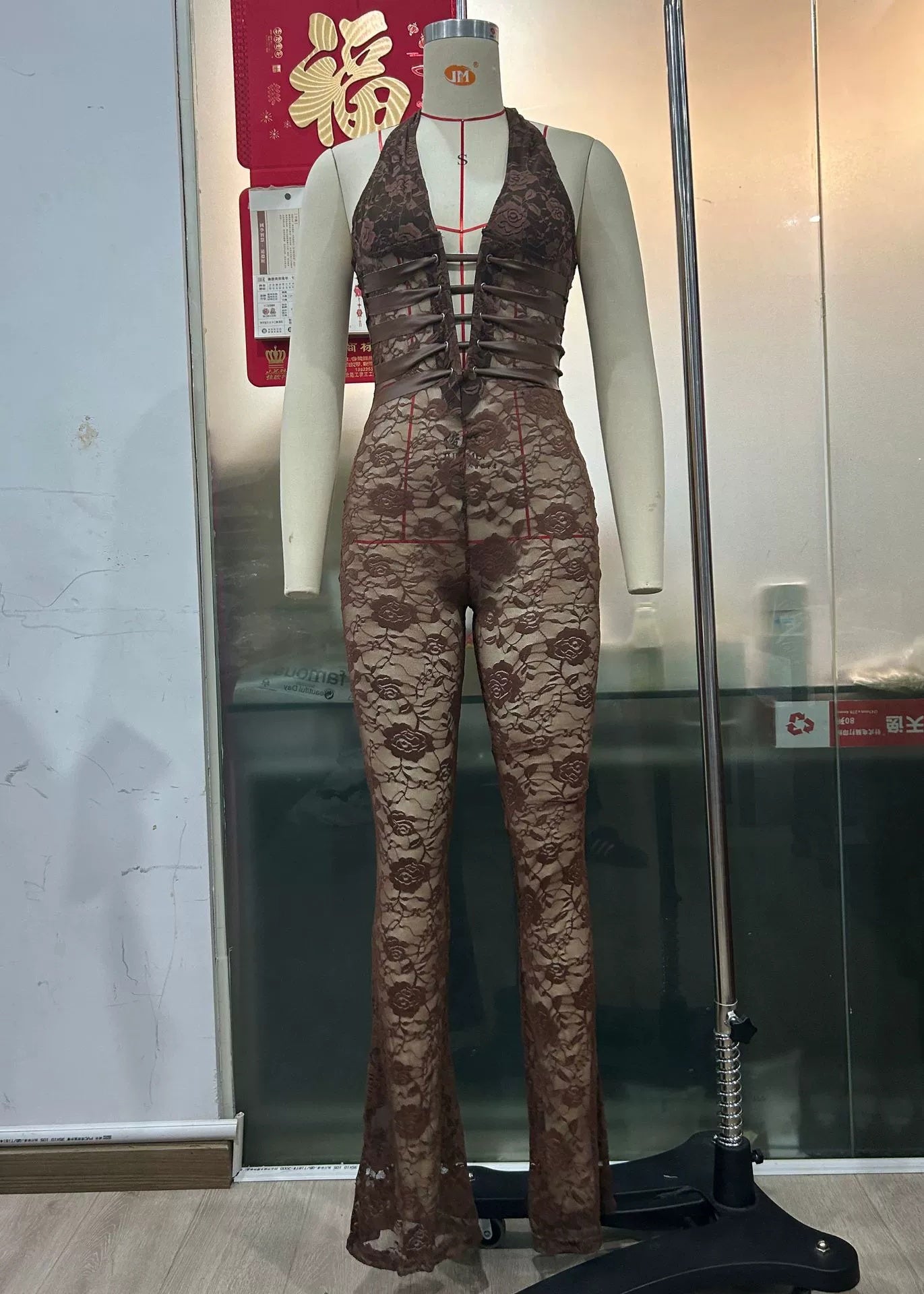 Mono ajustado transparente con cordones y detalle de pestañas