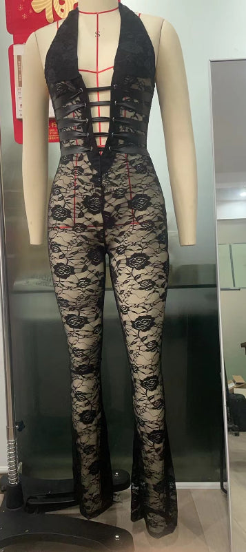 Mono ajustado transparente con cordones y detalle de pestañas